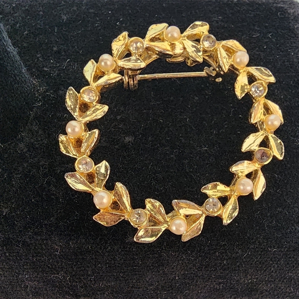 Elegant Gold Leaf Brooch with Pearls